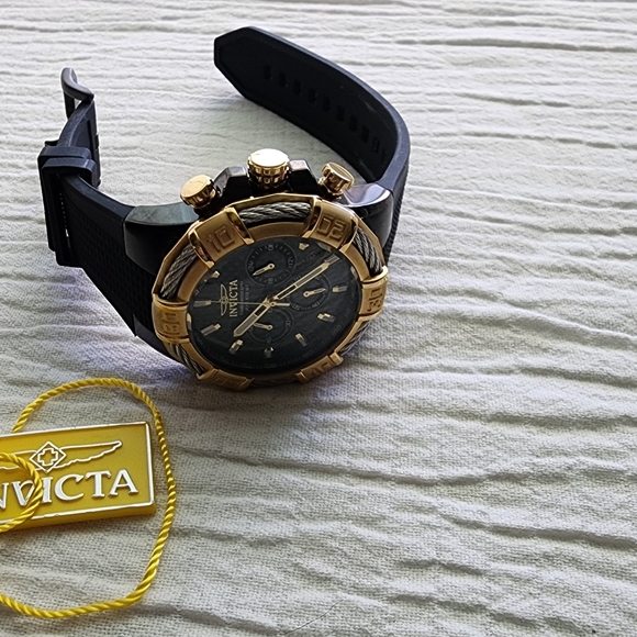 Invicta Chronograph Watch - Black and Gold - Picture 4 of 6